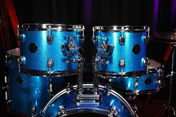 Ludwig Accent Fuse 5pc 20'' Drum Kit w/ Hardware & Cymbals - Blue Sparkle