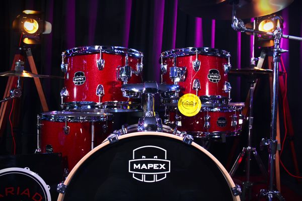 Mapex Venus 22'' 5pc Drum Kit w/ Hardware & Cymbals - Crimson Red 