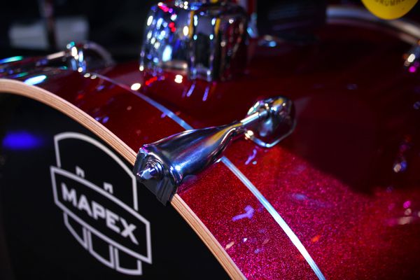 Mapex Venus 22'' 5pc Drum Kit w/ Hardware & Cymbals - Crimson Red 