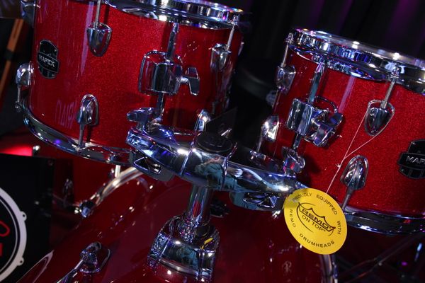 Mapex Venus 22'' 5pc Drum Kit w/ Hardware & Cymbals - Crimson Red 