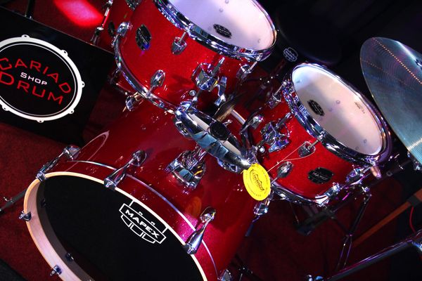 Mapex Venus 22'' 5pc Drum Kit w/ Hardware & Cymbals - Crimson Red 