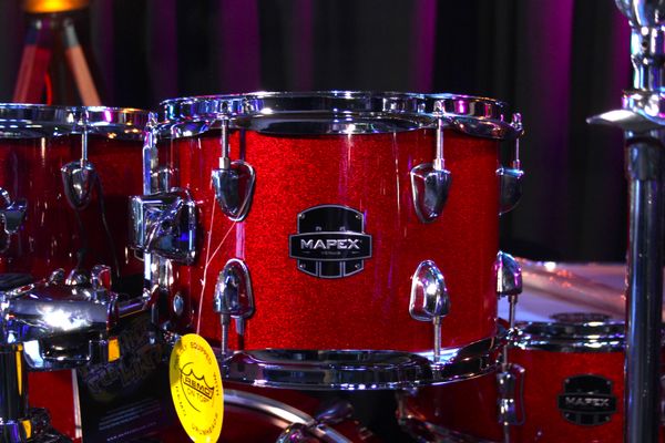 Mapex Venus 22'' 5pc Drum Kit w/ Hardware & Cymbals - Crimson Red 
