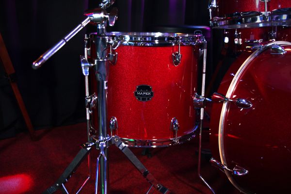 Mapex Venus 22'' 5pc Drum Kit w/ Hardware & Cymbals - Crimson Red 