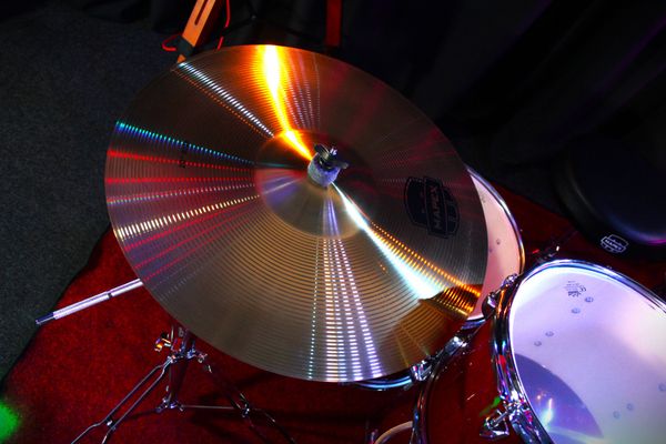 Mapex Venus 22'' 5pc Drum Kit w/ Hardware & Cymbals - Crimson Red 