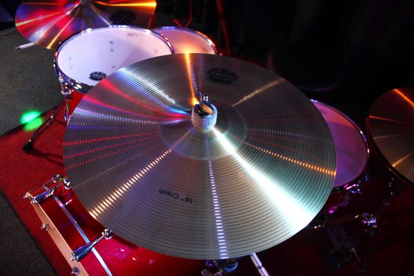 Mapex Venus 22'' 5pc Drum Kit w/ Hardware & Cymbals - Crimson Red 