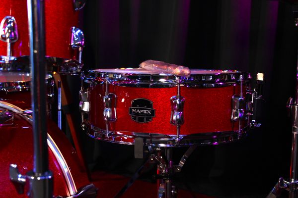 Mapex Venus 22'' 5pc Drum Kit w/ Hardware & Cymbals - Crimson Red 