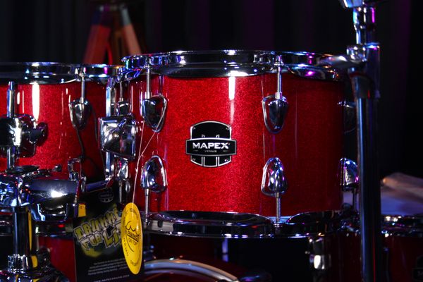 Mapex Venus 22'' 5pc Drum Kit w/ Hardware & Cymbals - Crimson Red 
